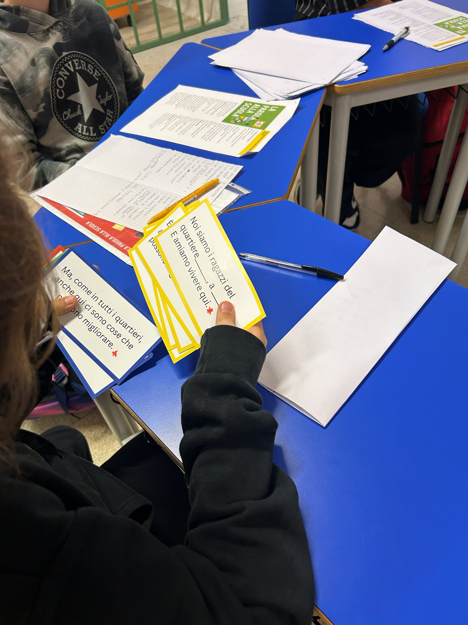 Studenti dell'I.C. Borsellino-Ajello al lavoro con le flash card del progetto