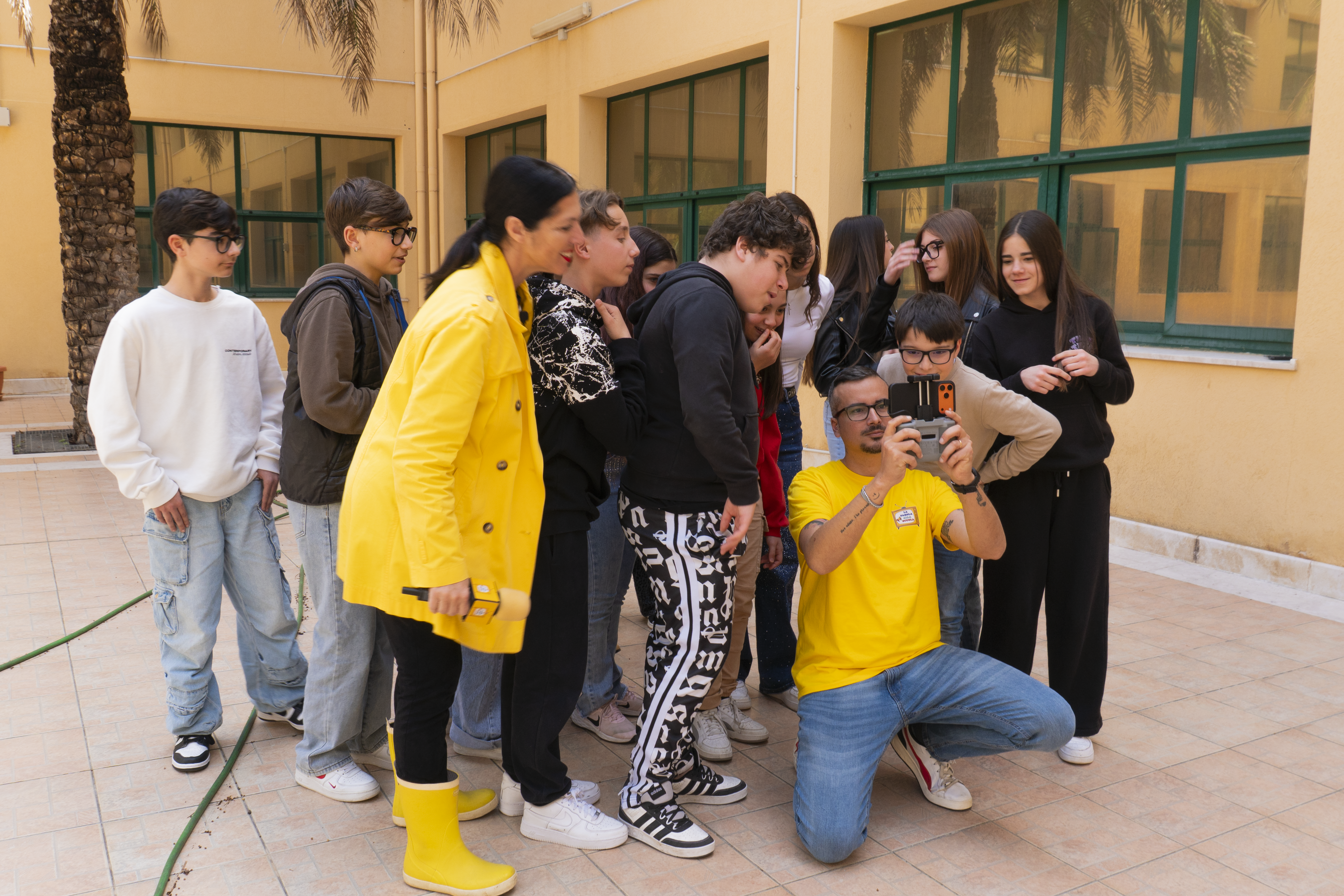 Studenti dell'I.C. Pertini con un operatore del progetto nel cortile della scuola